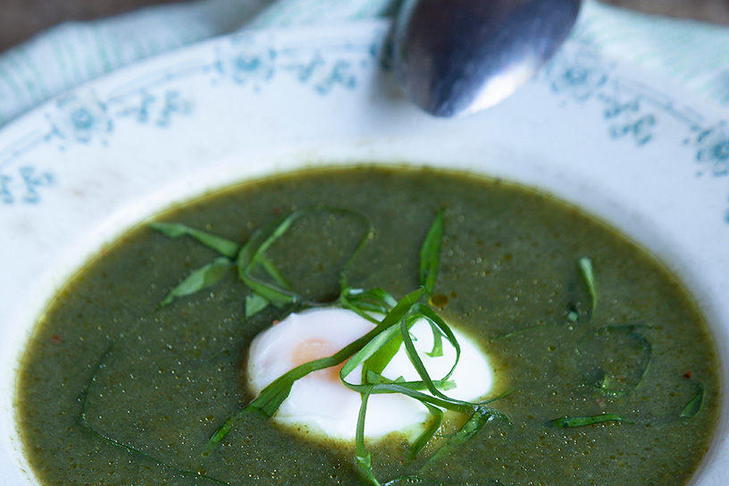 Zelfgemaakte daslooksoep met brandneteltopjes